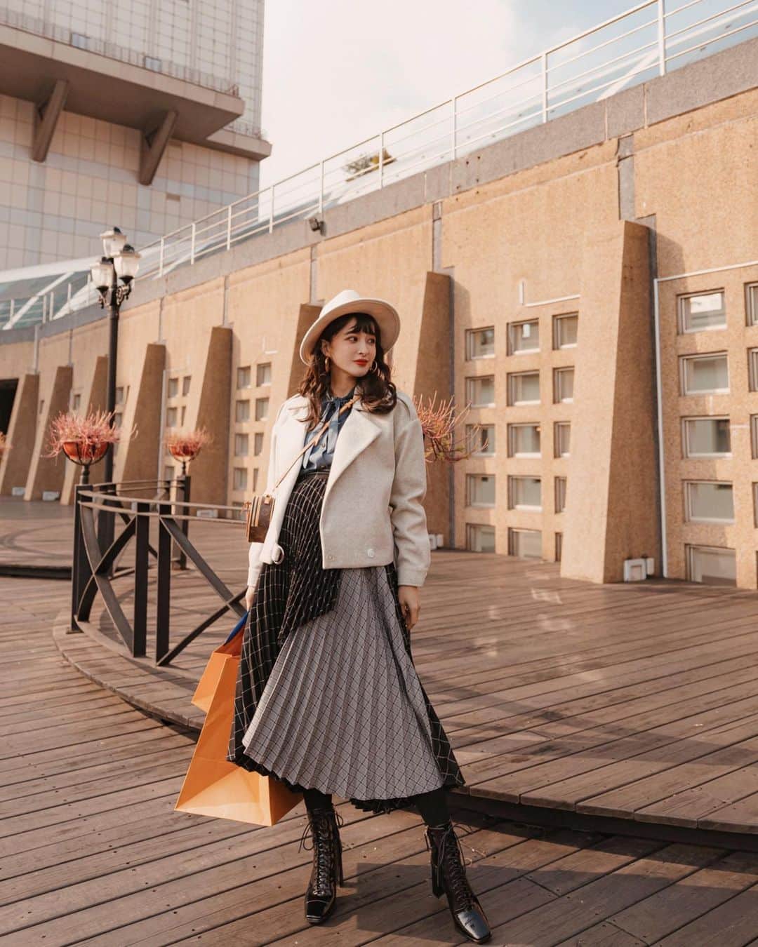 Kerinaさんのインスタグラム写真 - (KerinaInstagram)「昨天的開箱文燒到好多人 連跟朋友見面聚餐都在滑官網問我要選哪一款包😆  也有很多人私訊問我身上這個圓餅包可以裝手機嗎？ 很遺憾的是它就是個小廢包啦 不過它在廢包界中算是很能裝的😂 除了口紅可以放好幾支之外 氣墊粉餅、鑰匙、悠遊卡、信用卡 連折疊式口罩夾都塞的進去唷！ 有沒有聽起來一點也不廢了呢（笑）  外套/上衣/裙子 @anirek_official  外套是未來款，月底上架唷🤍 靴 @gracegifttw #薛妞聯名鞋 #gracegiftxkerina  包 @louisvuitton  墨鏡 @gentlemonster  #上週的萬里無雲好天氣拍起來超美  #覺得前面幾張的氛圍很像我印象中的雪梨 #louisvuitton #miniboitechapeau #薛妞孕穿搭」1月17日 23時58分 - kerina_hsueh
