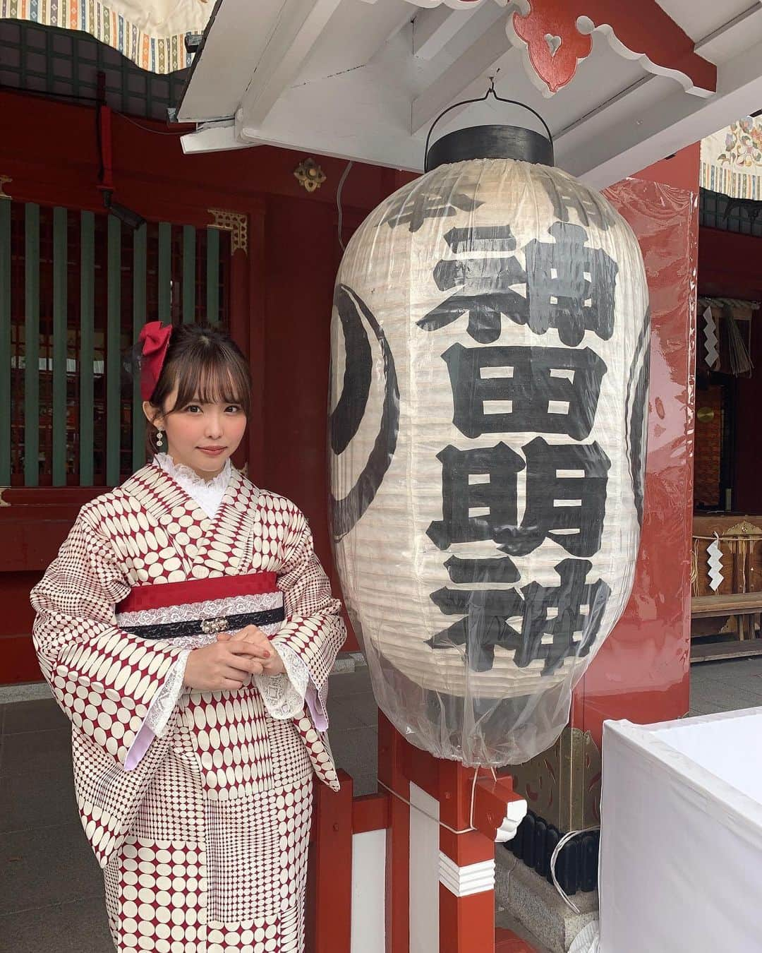 松村香織さんのインスタグラム写真 - (松村香織Instagram)「今年のお誕生日は 着物でお仕事でした👘  またひとつ歳をとったぜ  あっという間だ～  このお着物は レトロモダンっていって お着物にレースとか合わせるらしい  なんかわたしの時代には なかったお着物の着こなし方💨  #着物 #着物レンタル #着物コーディネート  #vasara #神田明神」1月17日 23時59分 - kaotan_0117