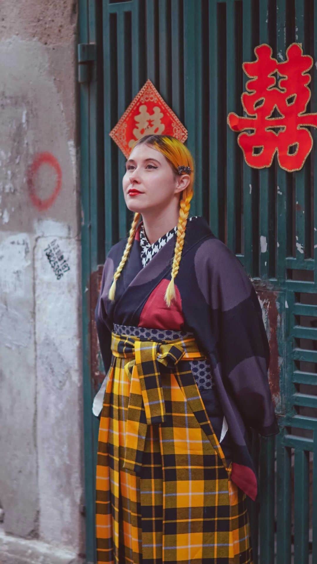 Anji SALZのインスタグラム：「A year ago in Shanghai - when the world seemed still alright 🙈💦  Wearing my original @salzkimono wool hakama. I still have some other designs available in my shop btw. Link in bio 💥  一年前の上海 @salzkimono オリジナルウール袴での遊び❤️ 他のカジュアルは袴のデザインもあるので、気になる方はプロフィールのリンクから飛んでみて🙈💕  #salzkimono #kimono #japanesekimono #shanghai」