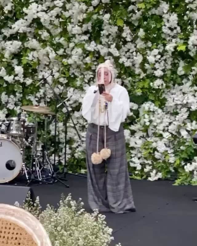 Zaskia Sungkarのインスタグラム：「Speachless terharu ‎مَا شَاءَ اللَّهُ ibu ku syg dan papa anto terimakasih banyak hadiah nya di buatin lagu untuk kita masyaAllah indah bgt lirik nya , pengen peluk bgt tapi Qadarallah belum bisa 🤗   @melly_goeslaw @antohhoed」