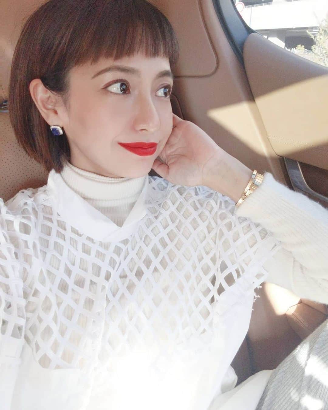 三喜本惠美さんのインスタグラム写真 - (三喜本惠美Instagram)「・ ⚪⬜⚪⬜⚪⬜⚪⬜⚪⬜⚪⬜⚪⬜ 白い服は良く着ます。 未来は決まっていません。 未来は白紙です。 今日の自分が未来を作っています。 #sacai#白コーデ#40代ファッション#40代コーデ#輝き方#可能性は無限大 #ブログも見てね」1月18日 0時05分 - megumi_mikimoto