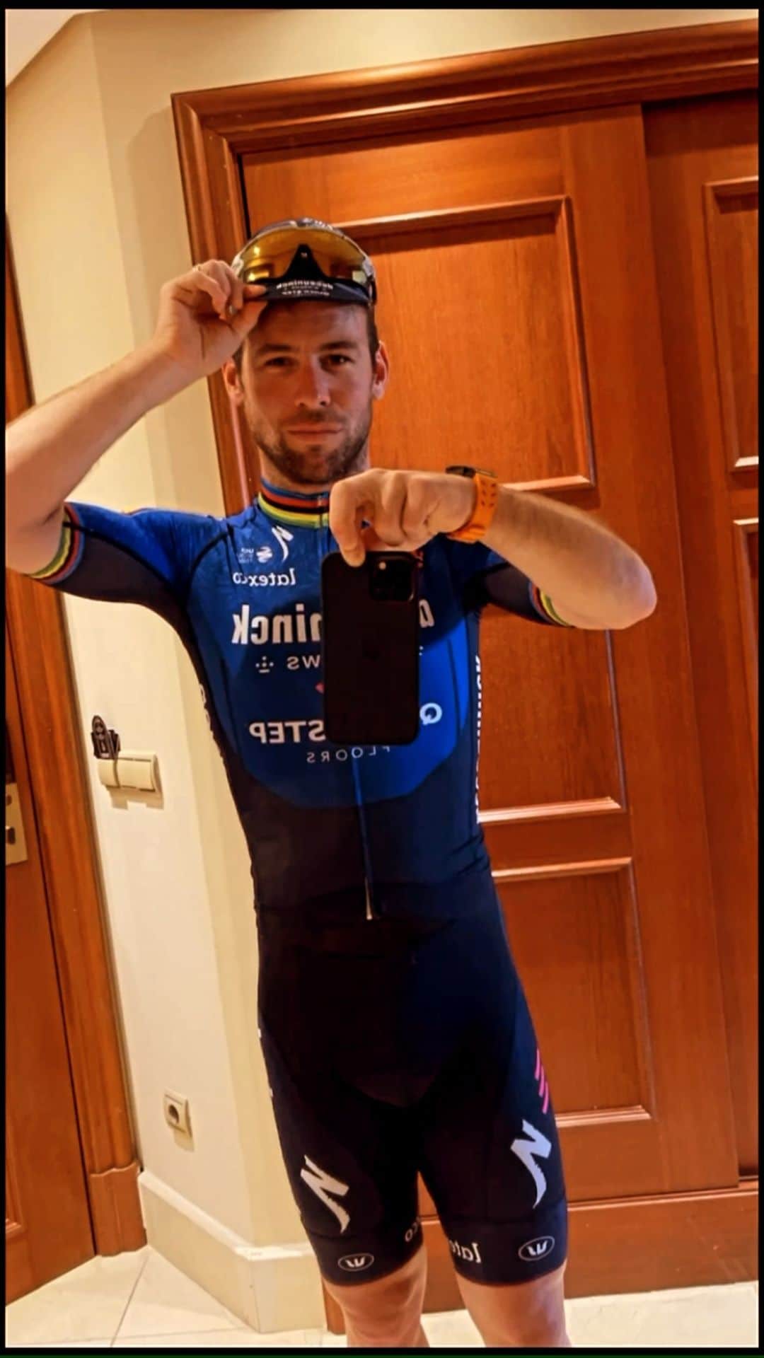 マーク・カヴェンディッシュのインスタグラム：「Rest Day still means a 90 minute ride...   Then I need to work on my Reel transitions! 😂  @deceuninck_quickstepteam @oakleybike」