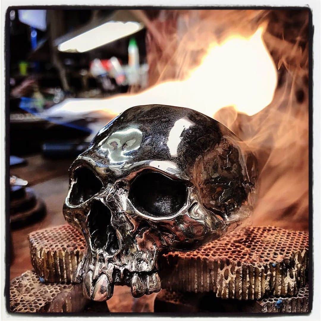 クレイジーピッグさんのインスタグラム写真 - (クレイジーピッグInstagram)「#repost of the gnarliest picture I’ve ever taken 🔥💀🔥 #skull #flames #burn #halfjaw #silver #tattoo #gothic #cuff」1月18日 0時07分 - crazypigdesignslondon