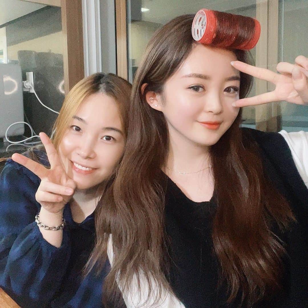 スヒョンのインスタグラム：「♥ 진정한 멋은 일이나 내면이라는 걸 항상 느끼게 해주시는 멋진 스더 언니 💪🏻👧🏻🤳🏻 1년 뒤엔 스더 언니 반의 반 만큼만 되자 𝑱𝒂𝒏𝒈𝒔𝒖𝒉𝒚𝒖𝒏」