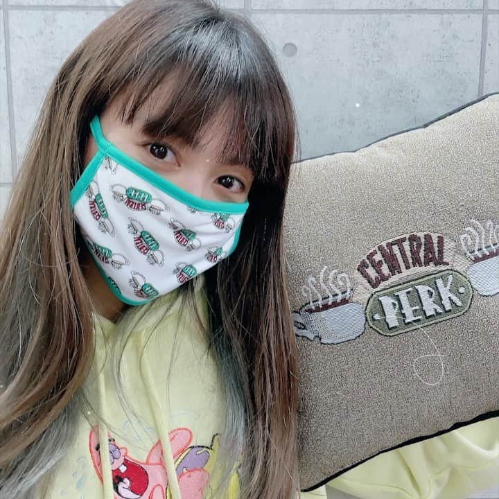 のインスタグラム：「🤍 新しいマスク☕️ ・ ・ お出かけも出来ないから スーパー用かな。 ・ 楽しくなりそう♪♪ ・ ・ 大好き💚 ・ ・ ・ #1日1大好き #優美 #昭和感 #大好き #love #vegan #friends #mask」