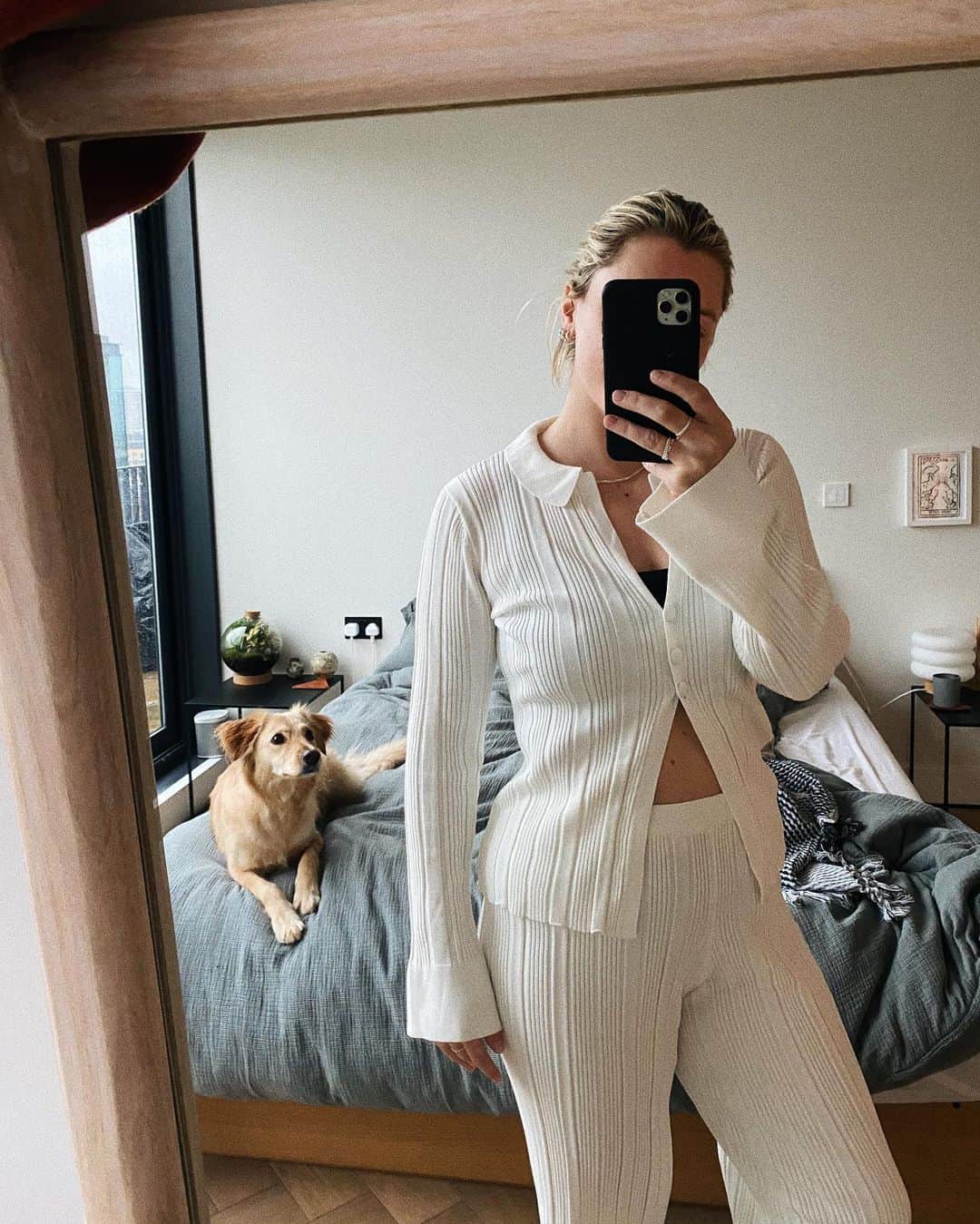 Estée Lalondeのインスタグラム：「Not quite over this set 🤍」