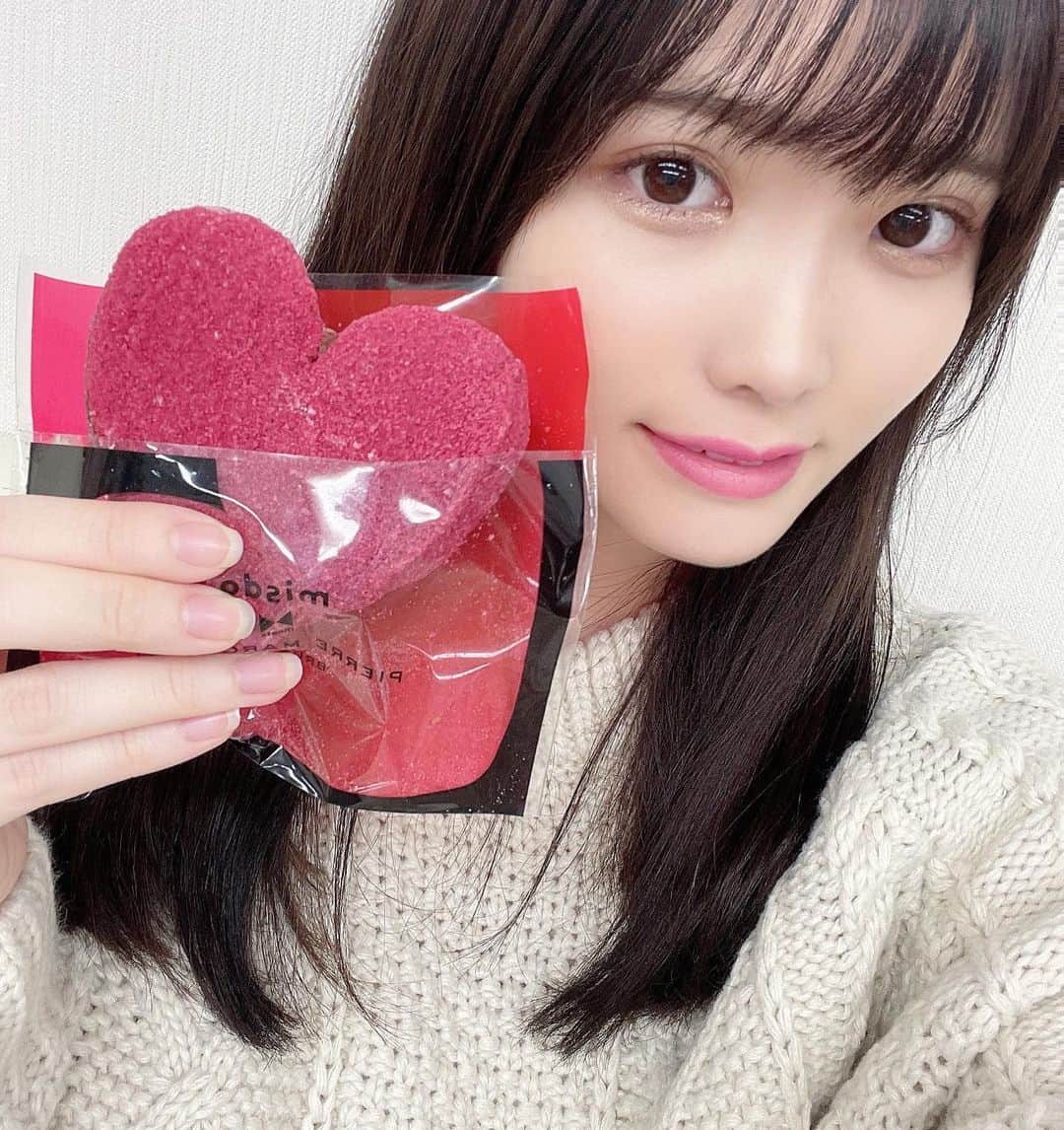 のインスタグラム：「. こういう自撮りが未だに苦手です ネイルはしない派です この赤いハートのドーナツは ミスドとピエールマルコリーニさんコラボの中で1番人気のない商品らしいです 美味しかったんだけどな〜 まぁ、私バカ舌だからな〜😜 (コメント最低🙋‍♀️w) . . #ピエールマルコリーニ #ドーナツ #サロモ#サロンモデル#撮影#model#モデル #salonmodel #女優#グラビア #撮影モデル#おしゃれさんと繋がりたい #ナチュラルメイク #オシャレさんと繋がりたい #撮影依頼受付中#関西サロンモデル#関東サロンモデル #データ #ポートレート #被写体モデル #ダイエット#自撮り #黒髪ロング #黒髪 #暗髪カラー #自撮り女子 #ナチュラルメイク #裸眼メイク #大阪サロンモデル #大阪サロモ #撮影依頼募集中」