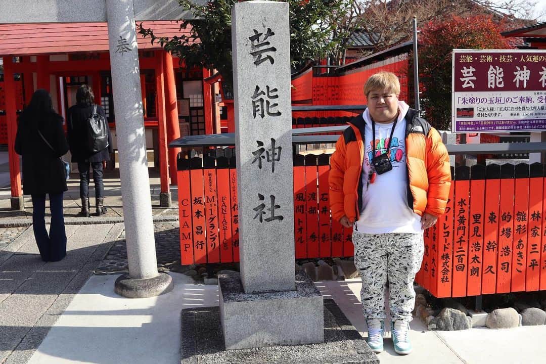 池田真一のインスタグラム：「また1つ歳をとりました。  35歳、36歳と最高の1年が続いておりますので37歳はもっと最高の1年にします！ 37歳にしては見た目ポップ過ぎてすみません！ 歳をとる度にもっとポップ目指します！ M-1グランプリの玉垣写ってるの縁起いいね！」