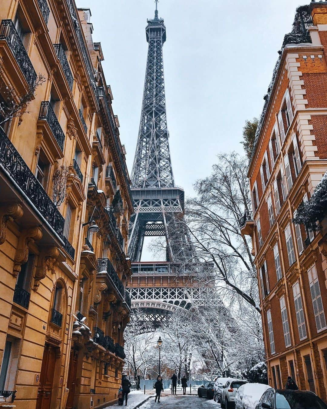 nathparisさんのインスタグラム写真 - (nathparisInstagram)「THE IRON LADY DRESSED IN WHITE ❄️ . Have a nice Sunday 💛」1月18日 0時31分 - nathparis