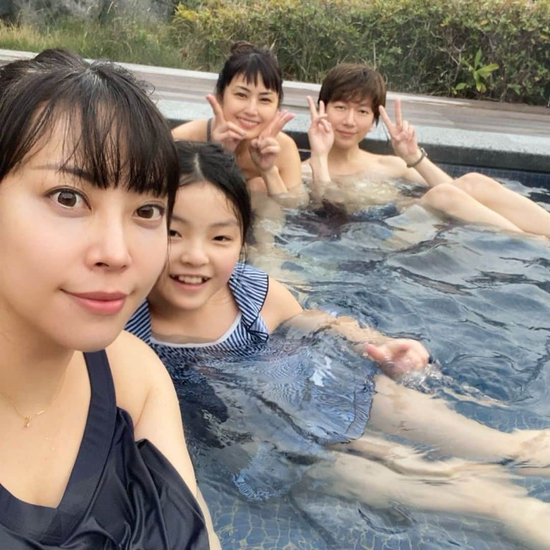 相沢あいのインスタグラム：「大江戸温泉系列だけど #サウナ が侮れない #浦安万華郷 。 #サウナギャング こと #サウナ師匠 達も大満足。 #水着混浴 ゾーンが広くてお子様も大満足。再びみんなで行ける日が早く来ますように！ _ #浦安万華鏡 #浦安 #スーパー銭湯 #サウナー #サウナー女子 #サウナイキタイ #サウナ部 #水着 #ワンピース水着 #sauna #saunatime #saunner #saunaroom #サウナガール #サウナー女子 #サウナ好き #サウナ練習中 #水着 #swimwear #プール #温泉 #温泉プール #バーデゾーン #ドライブ #混浴 #混浴露天風呂 #混浴温泉」