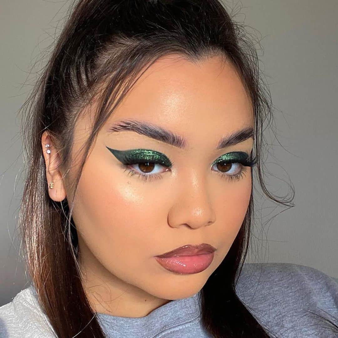 e.l.f.さんのインスタグラム写真 - (e.l.f.Instagram)「Emerald eyes 💚 @mayamua__ wears our Liquid Metallic Eyeshadow in Aurora for this gorgeous green eye look ✨  Tap to shop $5 💫 Available at @targetstyle! #eyeslipsface #elfingamazing #elfcosmetics #crueltyfree #vegan」1月18日 0時33分 - elfcosmetics