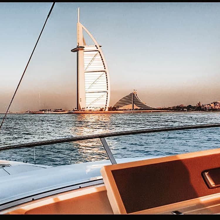 のインスタグラム：「💛 #mydubai #neverendinglove #storyofmylive #andreaveresovamodel #vereskalifestyle #happiness #freedome」