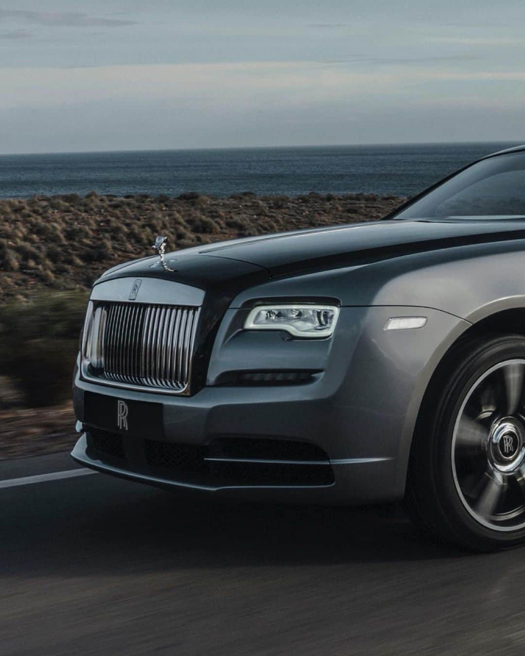 ロールス・ロイスのインスタグラム：「All roads lead to greatness in #RollsRoyceWraith.  Discover our #InspiringGreatness series now; link in bio.  — NEDC (combined): CO2 emission: 365-363 g/km; Fuel consumption: 17.7-17.8 mpg / 16.0-15.9 l/100km. WLTP (combined): CO2 emission: 369-357 g/km; Fuel consumption: 17.3-17.9 mpg / 16.3-15.8 l/100km」