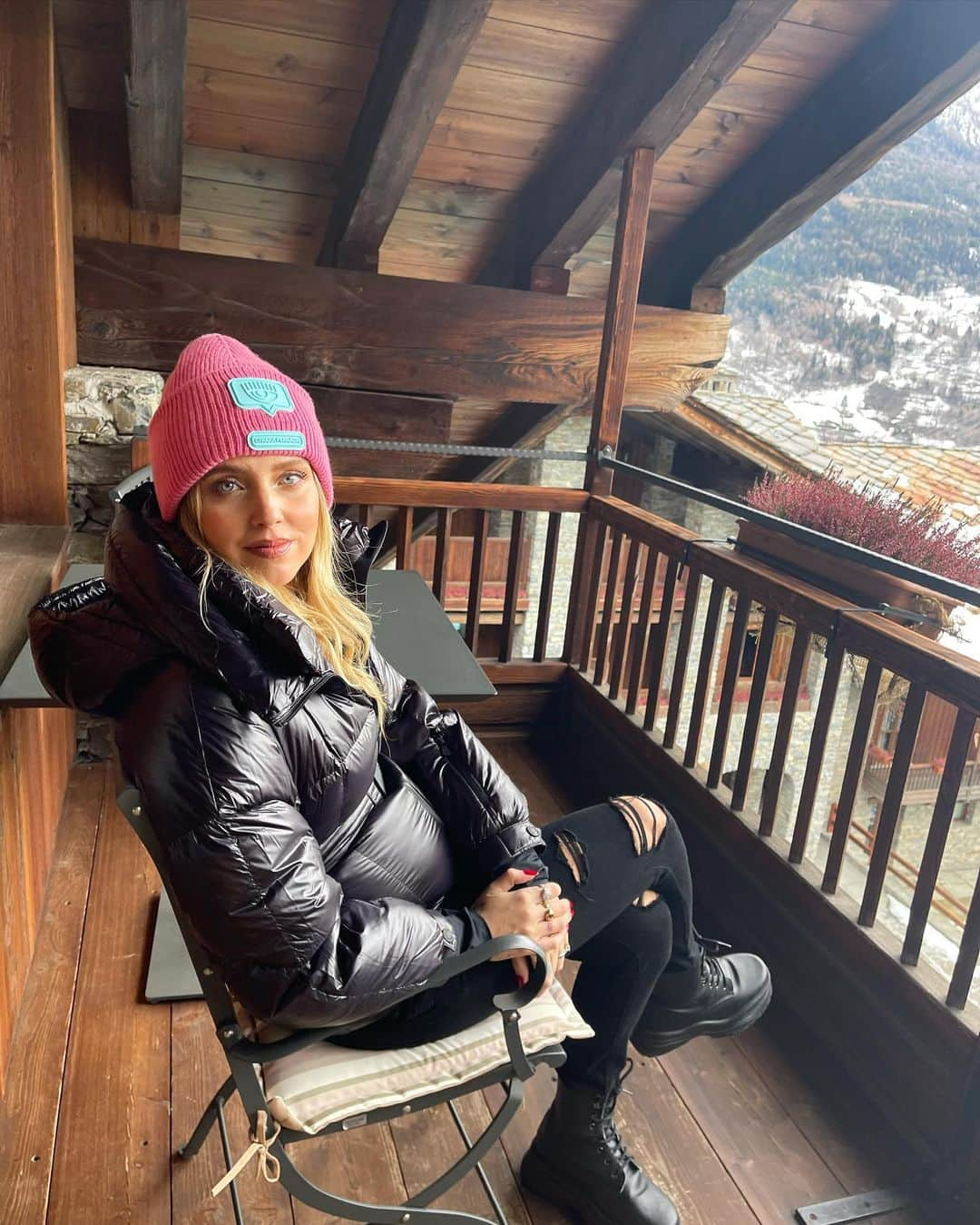 キアラ・フェラーニさんのインスタグラム写真 - (キアラ・フェラーニInstagram)「Filming at the mountains today 💖」1月18日 0時40分 - chiaraferragni