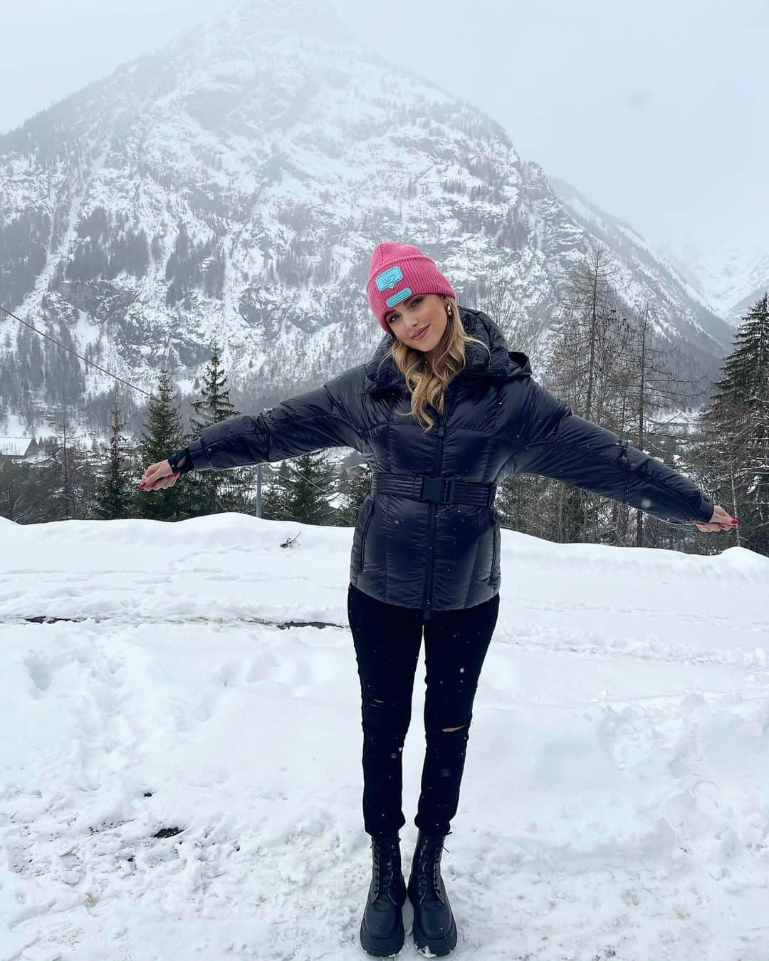 キアラ・フェラーニさんのインスタグラム写真 - (キアラ・フェラーニInstagram)「Filming at the mountains today 💖」1月18日 0時40分 - chiaraferragni