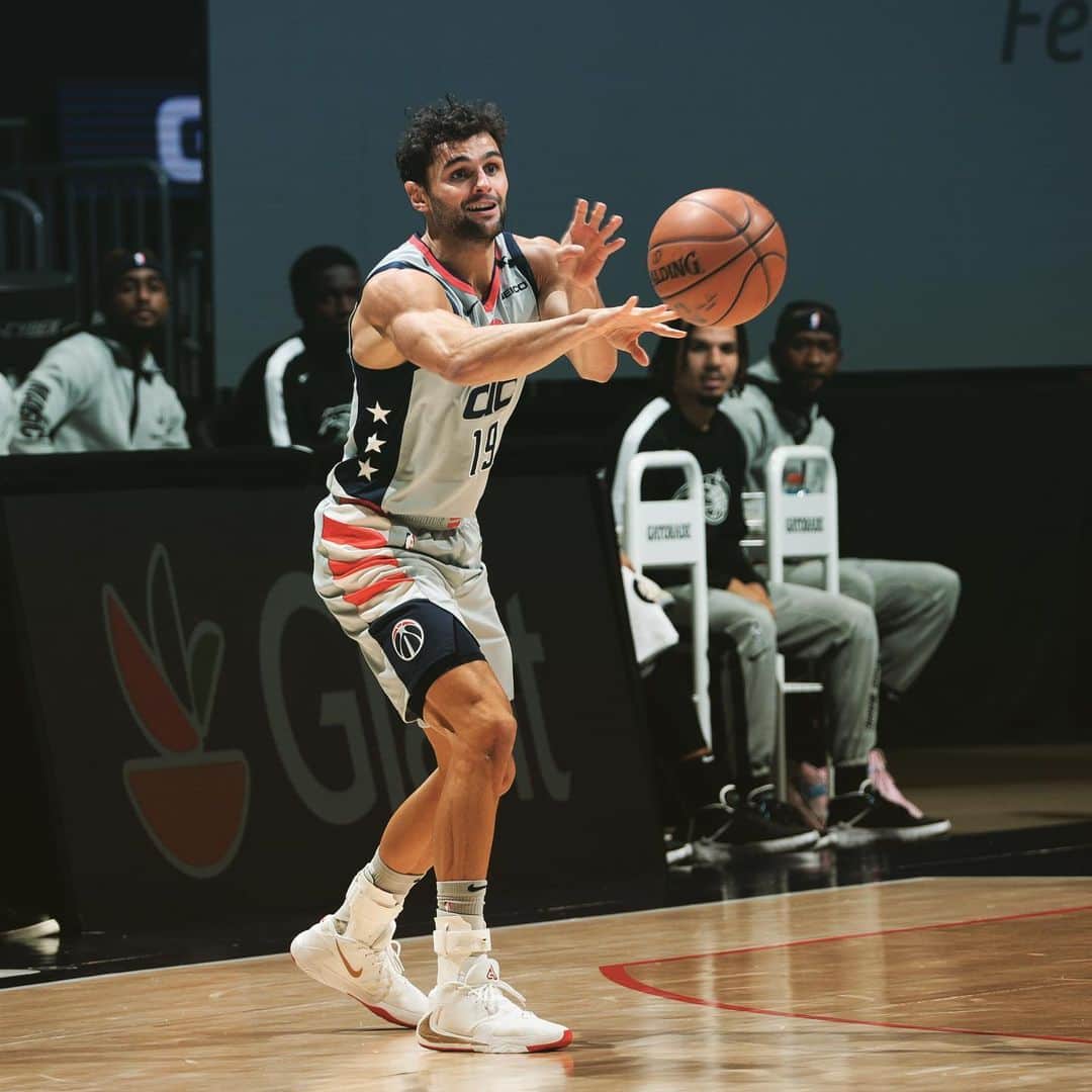 ラウル・ネトのインスタグラム：「Waiting to play basketball again like 🥴🥴🥴 Minha cara esperando ser liberado pra jogar basquete de novo!!!」
