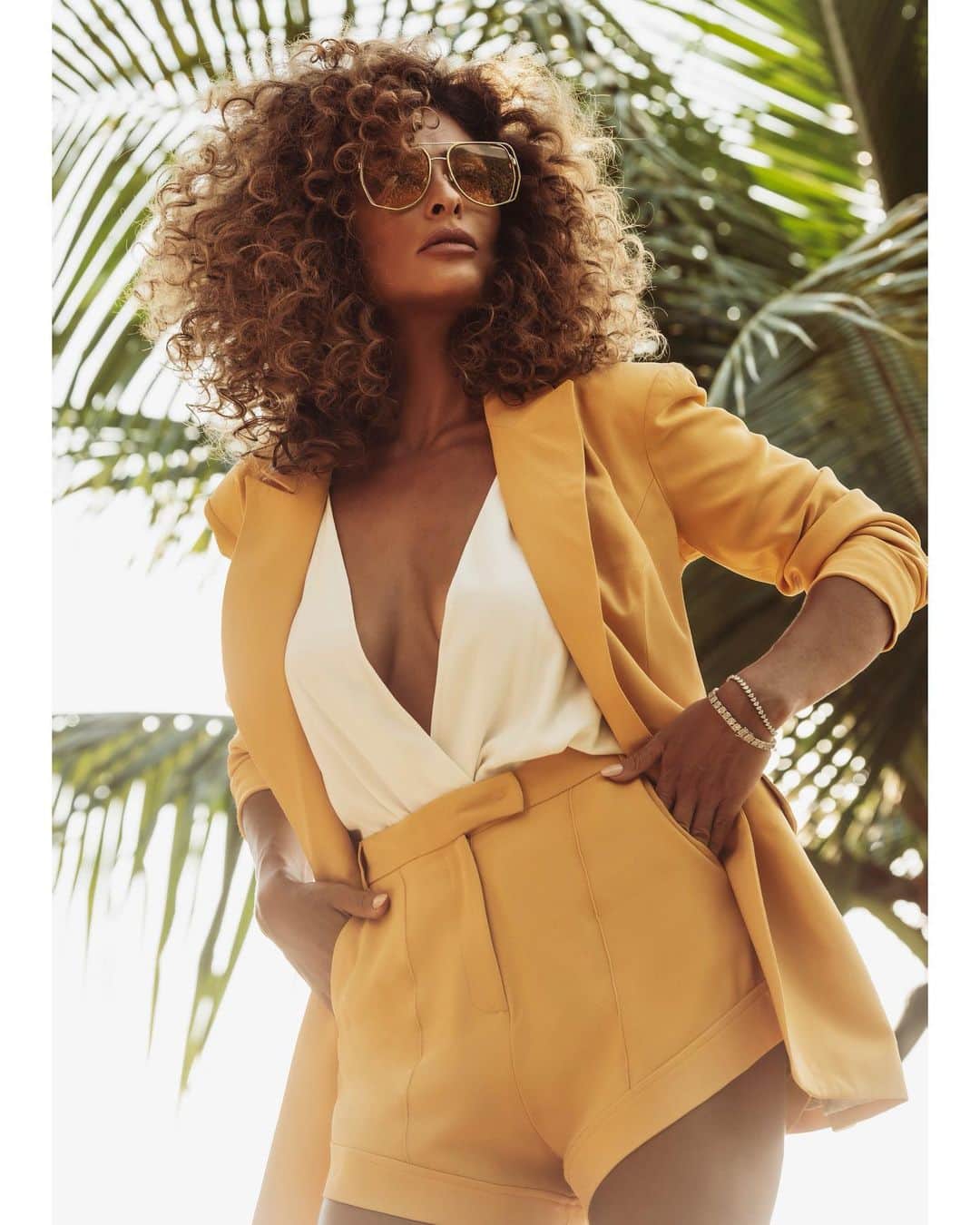 ジュリアナ・パエスのインスタグラム：「☀️Curled Sunday #curledsummerhair」