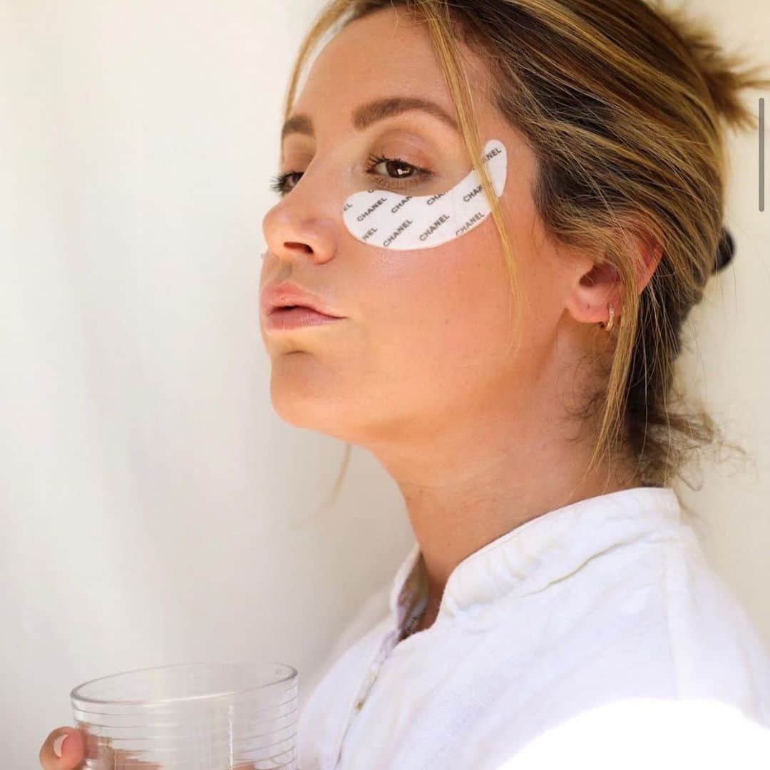 アシュレイ・ティスデイルのインスタグラム：「Sunday is for skin! Believe it or not, breakouts on your face could be tied to different organs in your body. Face mapping is a 3,000+ year old Chinese practice that looks beyond the surface to treat the underlying cause of any skin condition. Whether it’s your forehead, cheeks, nose or chin, we’re breaking down all of these areas (and more) on @frenshe with @unspokennutrition to get to the bottom of any breakout! Link in bio to read.」