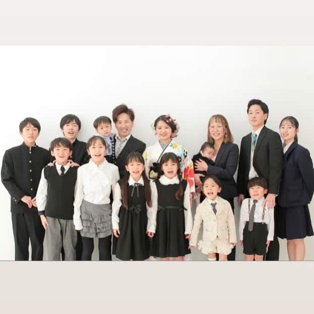 Kazukiさんのインスタグラム写真 - (KazukiInstagram)「♡家族写真♡ ・ #15人大家族#六男七女#笑顔で」1月18日 0時50分 - kazuki13mama