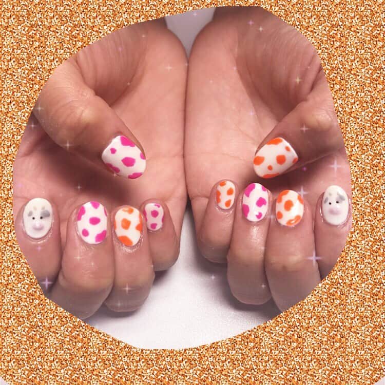 星流さりあのインスタグラム：「2021年ネイル🐮  #牛柄ネイル #2021年ネイル #ネイルアート #牛の顔 #ジェルネイル #カラフルネイル」