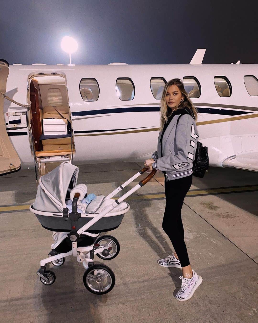ソフィア・ミロシェヴィッチのインスタグラム：「My friend told me I look super skinny in this pic.Since I gave birth I was fortunate to gain back my weight , when I left hospital I was already happy with the way I look although a lot of people were warning me how I will have a saggy stomach.The point is that I have the same weight before my pregnancy and this is how my body works!Im only breastfeeding and I think that is also the reason why I lost weight that fast-and I feel good in my body!Im not trying to “eat more” or gain weight !So I read a lot of comments how Im skinny-thats the way I am.Im just looking forward to go to the gym since I lost all my muscles.I FEEL GOOD IN MY OWN BODY☝🏻」
