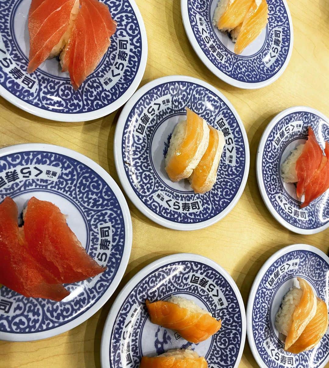 西山茉希さんのインスタグラム写真 - (西山茉希Instagram)「チビーズ週末の昼間の楽しみは回転寿司。 それを実行した日でした。  でも、なんだか悪い事をしてる気分になって複雑でした。  早く楽しさと嬉しさを選択する事に引け目をとらない生活に戻りたいと感じました。  #西山食堂 #焼きそばーズ #納豆ナポそば #加島屋鮭そば #牛肉牛蒡と舞茸さん #我々の回転寿司光景  頭がぐるぐる。  嘘つきで愛されるより、 正直に嫌われた方がいいと言い切れる強さが欲しい。 とか、思った日でした。  #ぐないです」1月18日 0時57分 - maki.nshiyama50