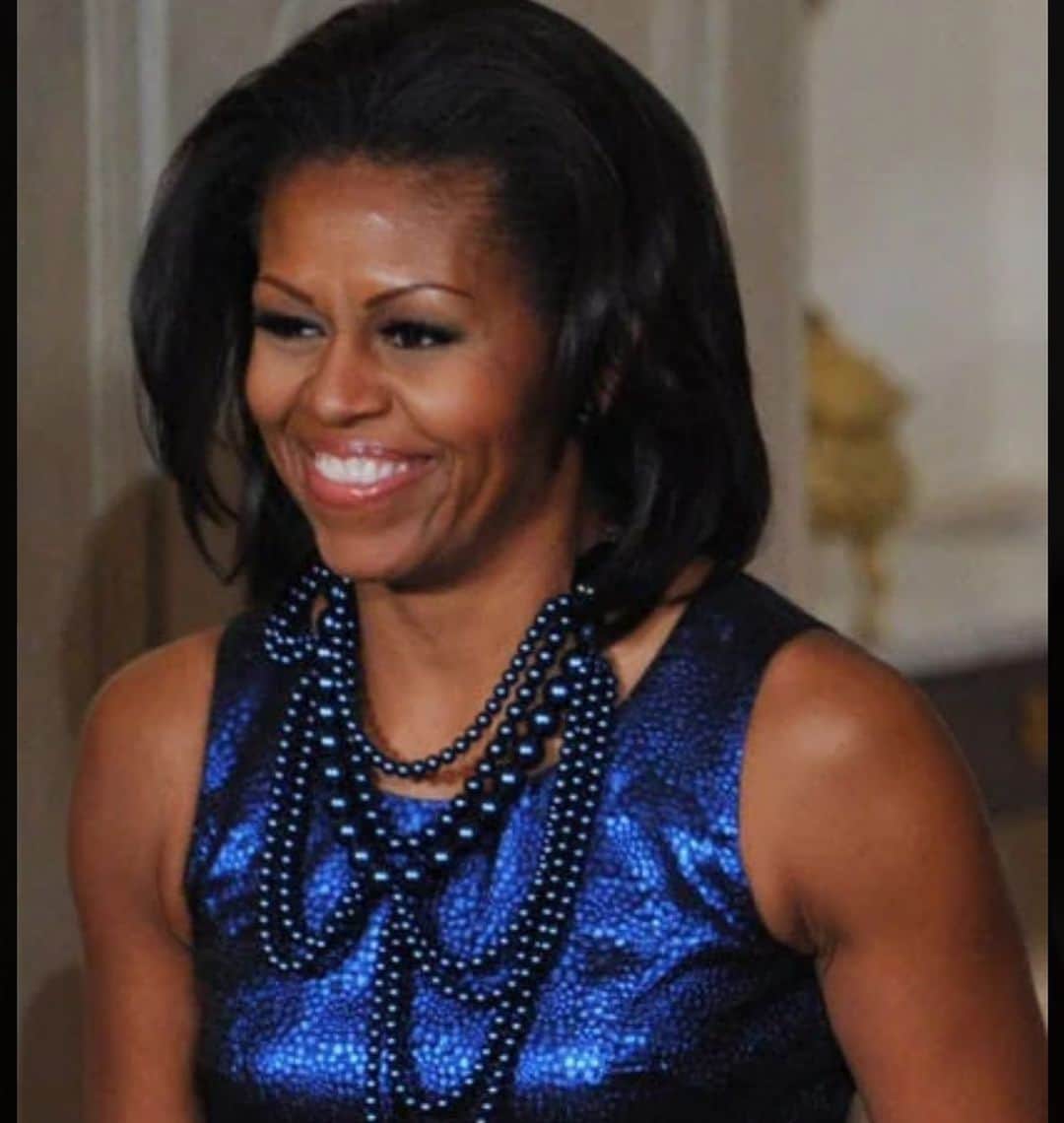 のインスタグラム：「Happy Birthday 🎊 we love you and loved dressing you @michelleobama wearing @ericksonbeamon thanks @ikramgoldman」