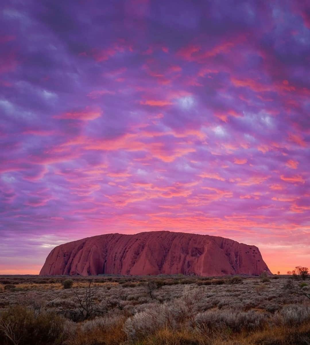 Earth Picsさんのインスタグラム写真 - (Earth PicsInstagram)「The most perfect sunrise over Uluru in Australia. 😍 by @caitensphoto」1月18日 1時00分 - earthpix