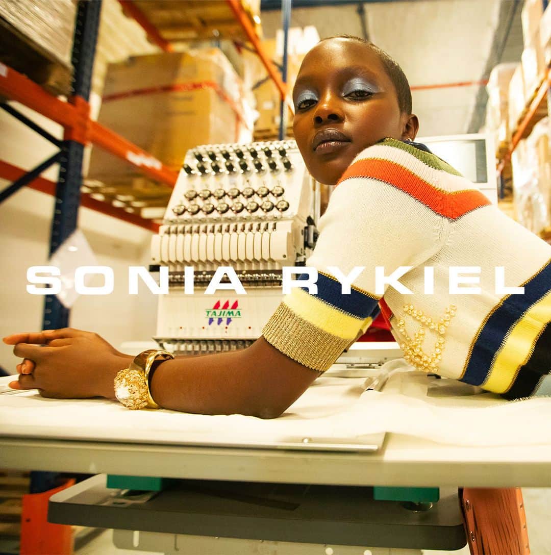 ソニアリキエルさんのインスタグラム写真 - (ソニアリキエルInstagram)「RYKIEL cashmere sweater SAINT-GERMAIN. Link in Bio.  A Sonia Rykiel girl is always proud of who she is.⁣ #SoniaRykiel #FollowTheStripes #Rykiel #photoshoot #warehouse #saintgermain #sweater」1月18日 1時00分 - soniarykiel