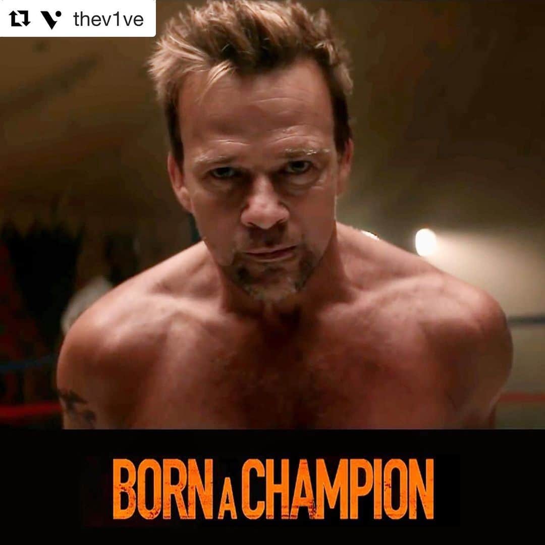 ショーン・パトリック・フラナリーのインスタグラム：「#Repost @thev1ve ・・・ Actor, author, and martial artist Sean Patrick Flanery @SPFlanery takes us to the mat on Day 17. Sean holds a black belt in Brazilian Jiu Jitsu with a passion for the sport that runs deep. He is the founder of HBJJ, a Brazilian Jiu Jitsu academy with studios in Houston @hbjjhouston and Los Angeles @hollywoodbjj. It's a family affair at HBJJ, with sons Charlie, 9, and Porter, 6, right there on the mat with him. Sean’s newest film, Born A Champion, premiering January 22nd, in which he stars and wrote, is based on his own life. It co-stars Dennis Quaid and tells the story of MMA legend Mickey Kelley, one of the first American black belts in Brazilian Jiu Jitsu. Both onscreen and off, Sean gives us an inside look at his unwavering commitment to the sport which goes beyond the peak physical conditioning he has achieved as a byproduct. He calls Brazilian Jiu Jitsu his sanctuary and cathedral, and shares the fundamental ways in which it has changed his life. We go LIVE at FIVE @theV1VE with Sean to talk about the film and what it’s like to #V1VE the dream! #bornachampion」