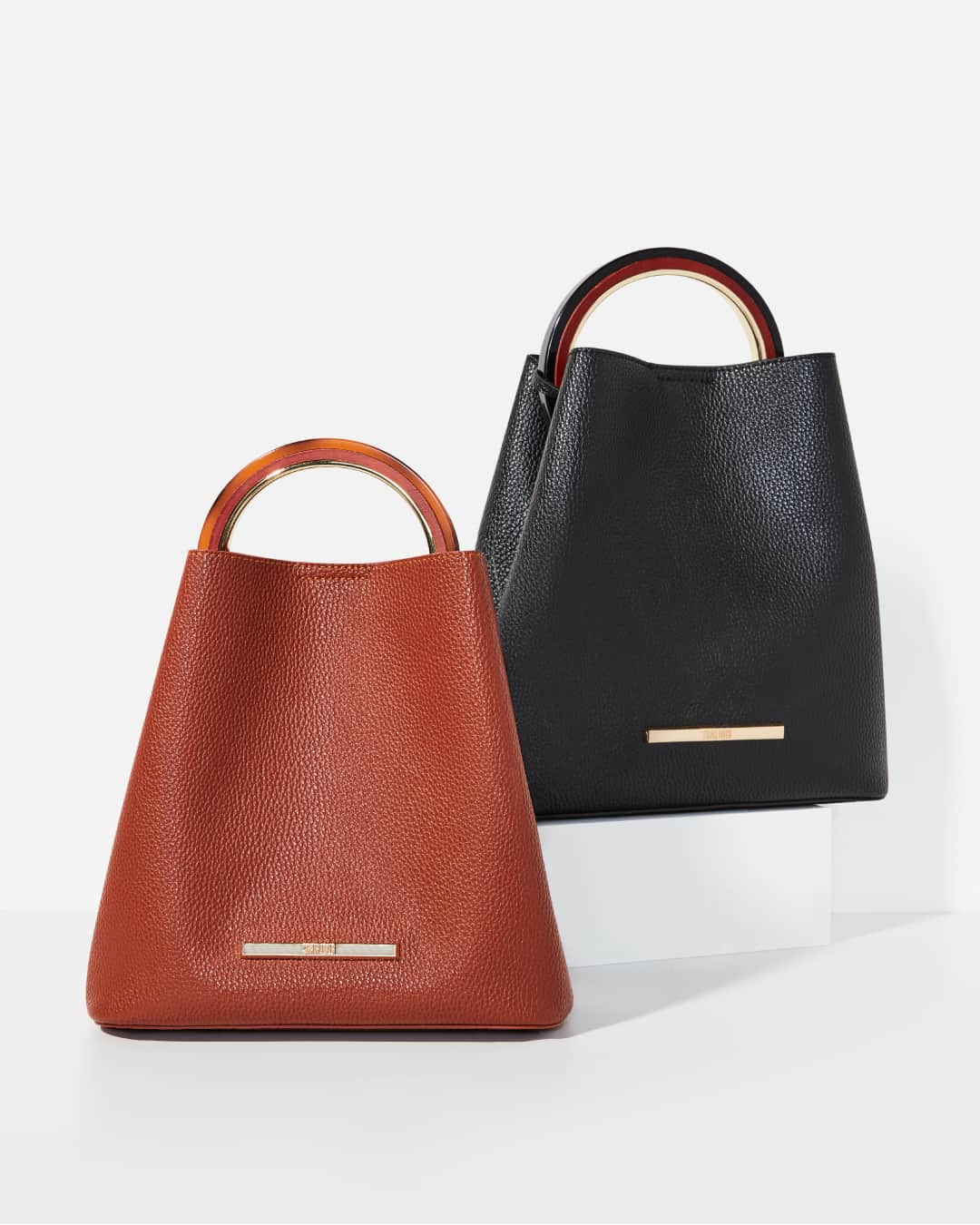 Santa Lollaのインスタグラム：「Super curinga, a bolsa bucket com shape moderno possui duas opções de alça: em acrílico e também alça transversal, perfeitas para acompanhar nosso dia a dia. Agora é só escolher o mood sofisticado ou casual e desfilar por aí. [ R$369,90 cada ] #santalollaverao21 #bagoftheday #SLhandbags #statementbags」