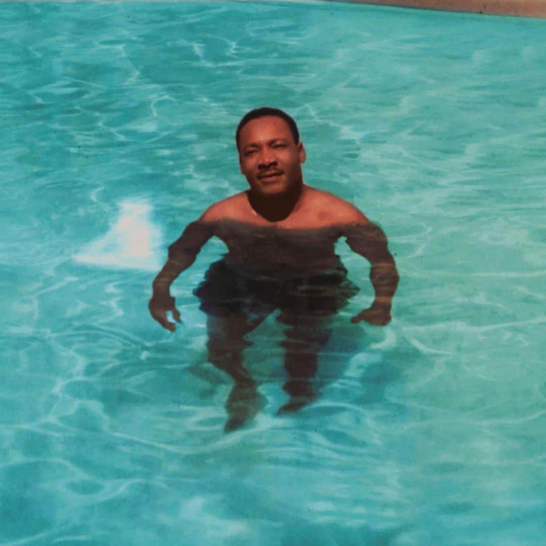 ジョン・ロス・ボウイさんのインスタグラム写真 - (ジョン・ロス・ボウイInstagram)「Dr. Martin Luther King in a pool, 1967.」1月18日 1時04分 - johnrossbowie
