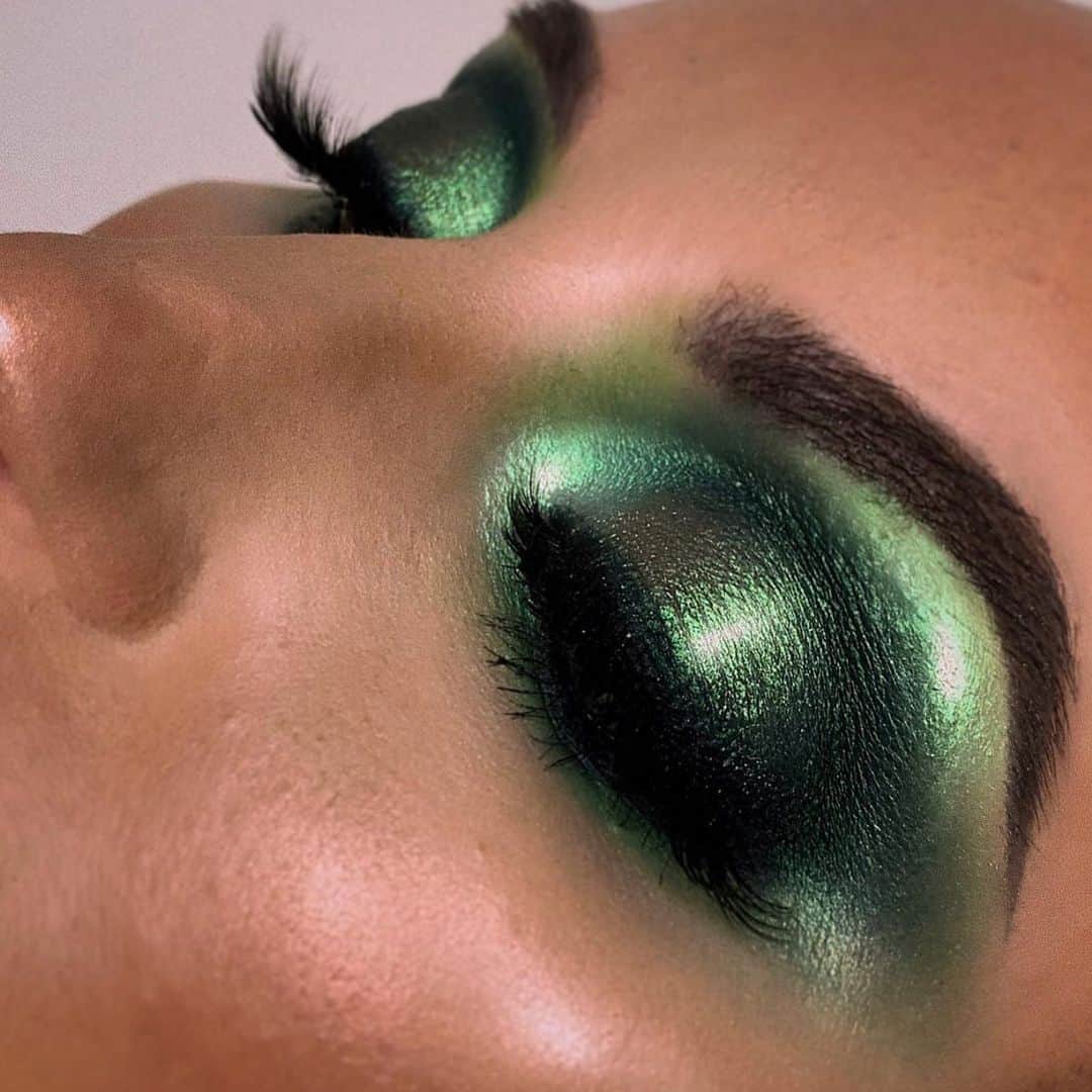 Jeffree Star Cosmeticsさんのインスタグラム写真 - (Jeffree Star CosmeticsInstagram)「💚✨ @deanalexandertaylormua created this bold metallic eye using our #BLOODMONEY eyeshadow palette💰 Don’t forget you still have time to Buy any palette and get a second of equal or lesser value for FREE 💦  #jeffreestarcosmetics」1月18日 1時04分 - jeffreestarcosmetics