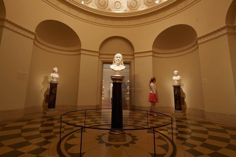 のインスタグラム：「Today we wish a happy 315th birthday to one of Philadelphia’s favorite Founding Fathers, Benjamin Franklin. Franklin is famous for his experiments with electricity, but he was also a musician, diplomat, philosopher, firefighter, inventor, writer, and businessman. Visit our "Bust of Benjamin Franklin" during your next visit or explore more portraits from our collection in our online exhibition.  "Bust of Benjamin Franklin (1706–1790)," 1779, by Jean-Antoine Houdon. Photos by Elizabeth Leitzell.」
