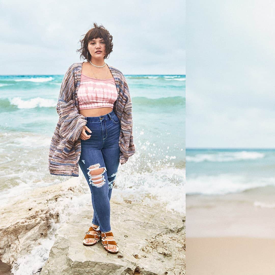 American Eagleのインスタグラム：「This is our Tiny Top, oversized cardi, feel-good jeans look 💁‍♀️」