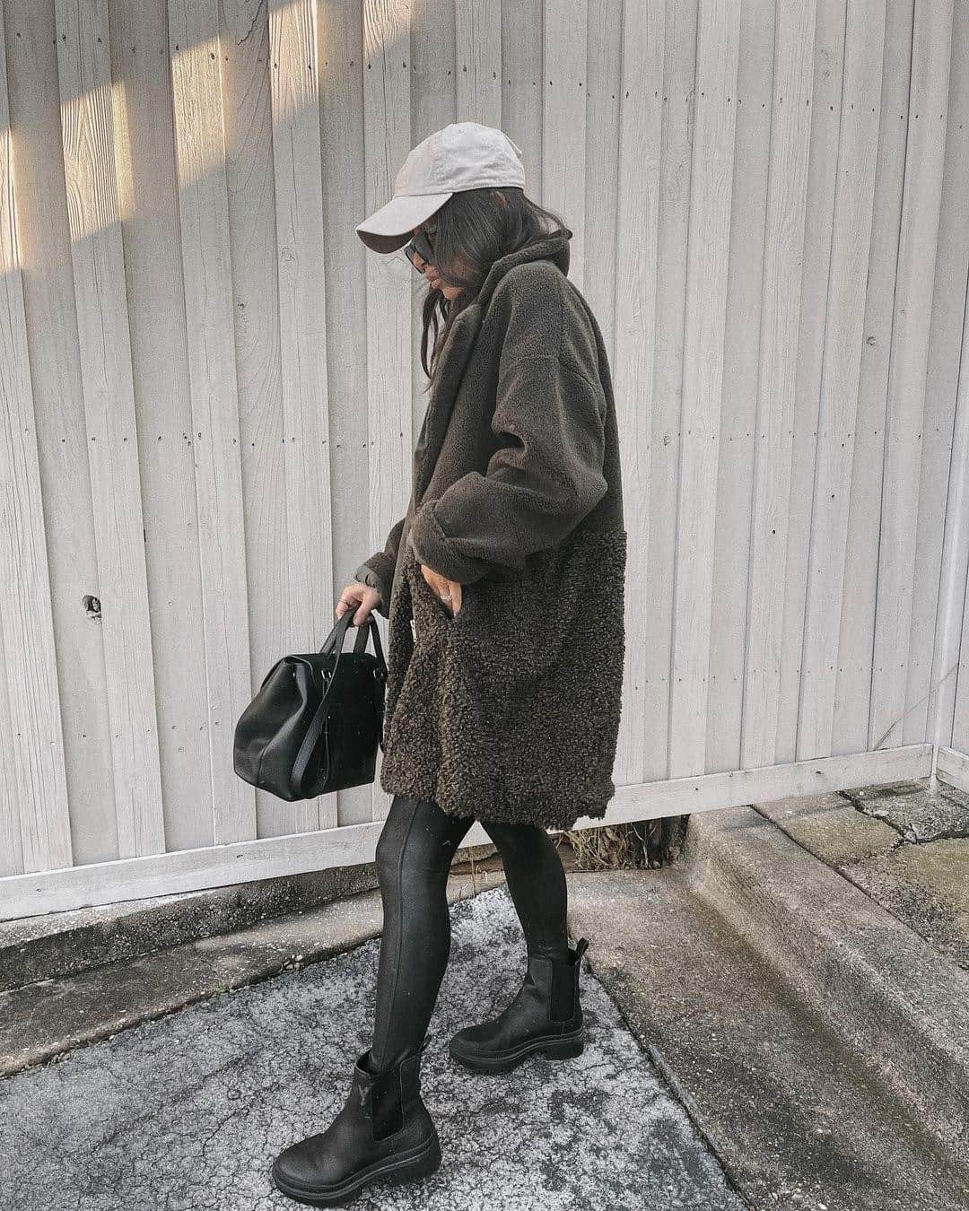 フレンチコネクションのインスタグラム：「The cosy winter coat you can rely on this season🍂🍂 (📷: @jenasiasi).  #FrenchConnection #MyFC」