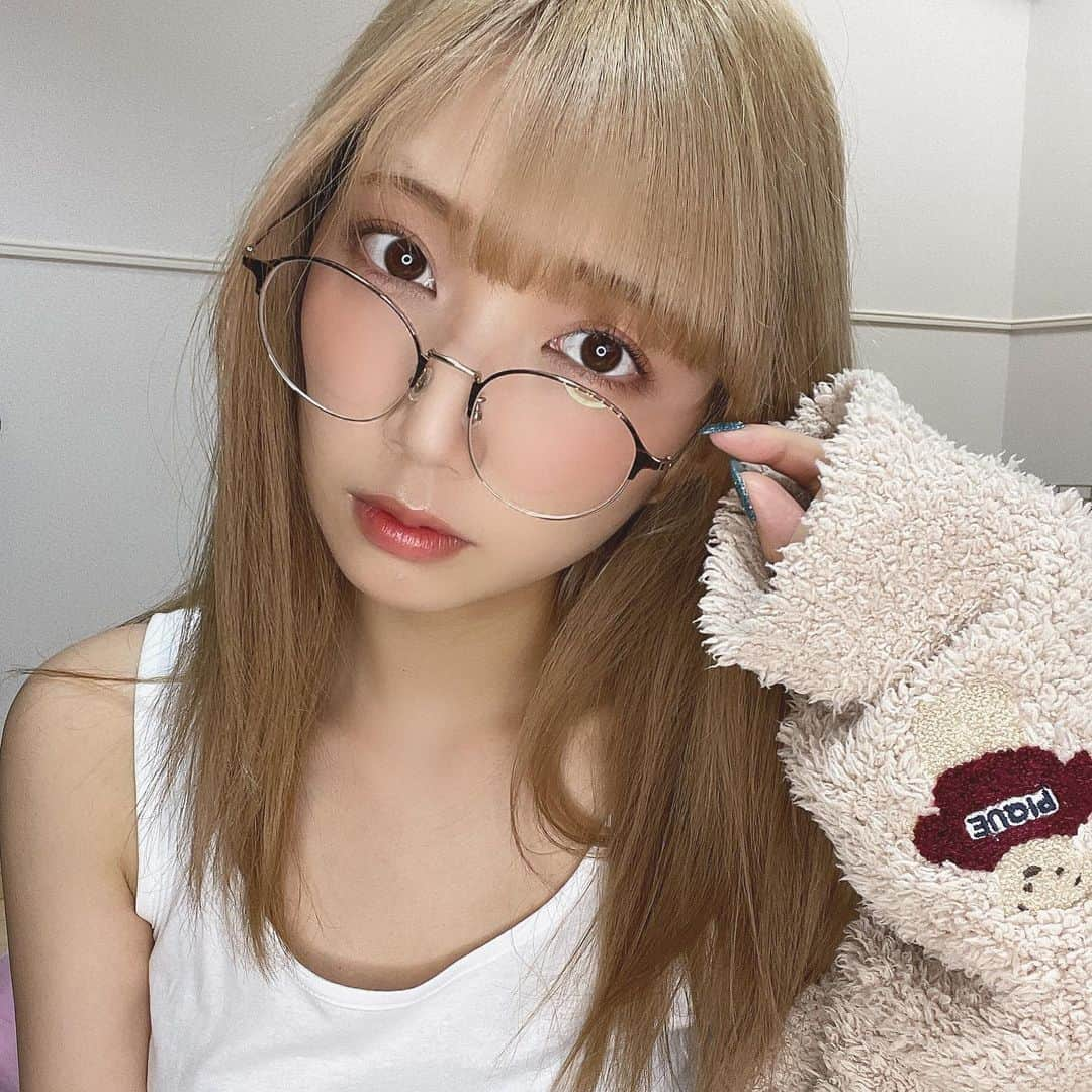 霜月めあさんのインスタグラム写真 - (霜月めあInstagram)「お家では👓🙆‍♀️ すきですか？？ #霜月めあ #めあめあ #coser #部屋着 #ルームウェア #眼鏡女子」1月18日 1時30分 - meameachan