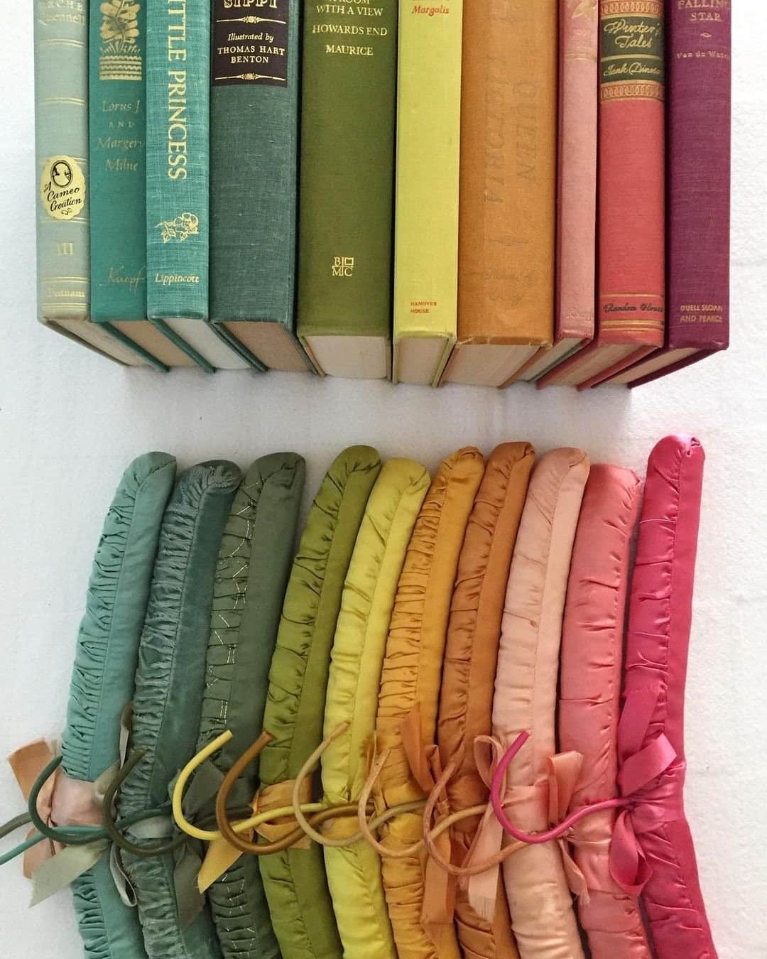 近藤麻理恵のインスタグラム：「Adding some color to your day. What a delightful display, @pinkandhank! 🌈」