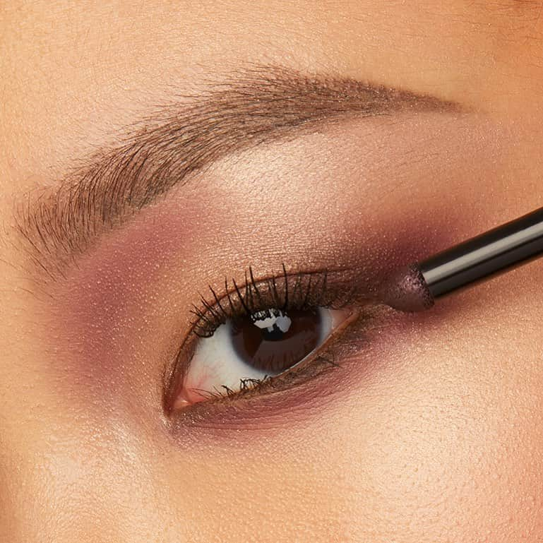 Maybelline New Yorkさんのインスタグラム写真 - (Maybelline New YorkInstagram)「We are LOVING this warm smokey eye using our #colorstrike cream to powder eyeshadow pens in shades ‘flash’, ‘tempt’ & ‘crave’. Tap to shop!」1月18日 1時32分 - maybelline