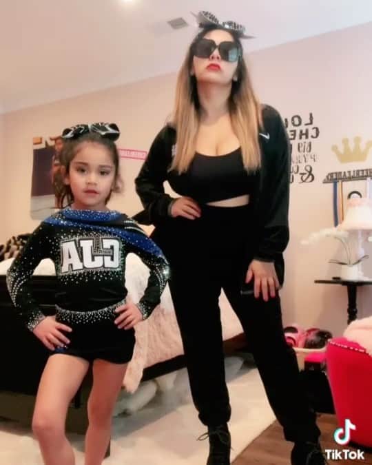 ニコール・ ポリッツィのインスタグラム：「Life of a Cheerleader & Cheer Mom👊🏽🤞🏽 💥For those who decide to Mom Shame & come for me - telling me to let me child be a child and she’s not a model- Stay in your lane. She had her cheerleading pictures today and this was the uniform & makeup. 💥」