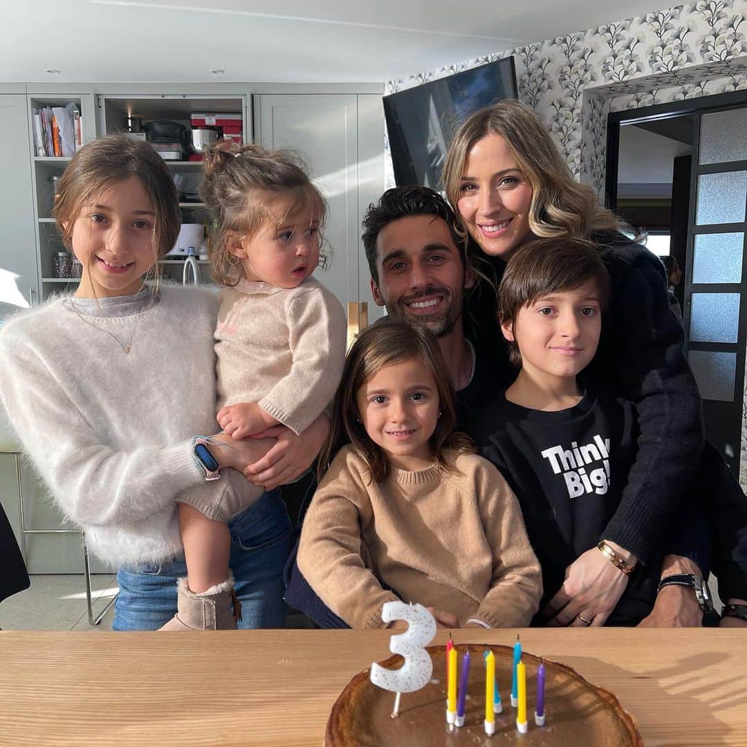 アルバロ・アルベロアのインスタグラム：「Aguantamos de momento en los treinta y pico..😂 ¡Muchísimas gracias a todos por vuestras felicitaciones! Thanks to everyone for your birthday wishes! 🎂🎉😘」