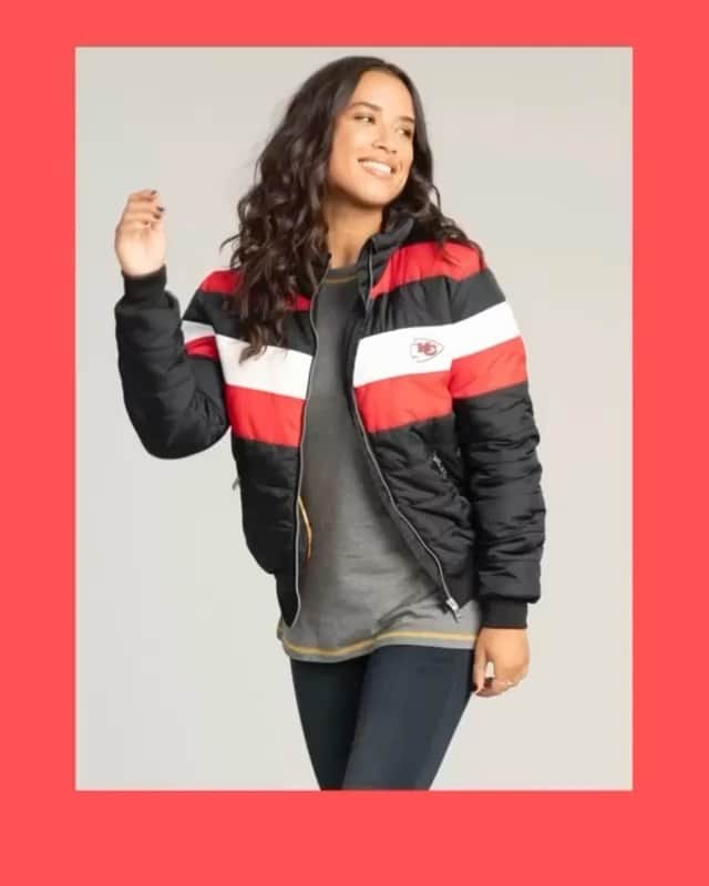 エリン・アンドリューズのインスタグラム：「#Repost @wearbyea ・・・ THE PUFFER 💨 Get yours before it’s gone! #EveryWEAR #AnyWEAR • Tap to shop! @officialnflshop @fanatics」