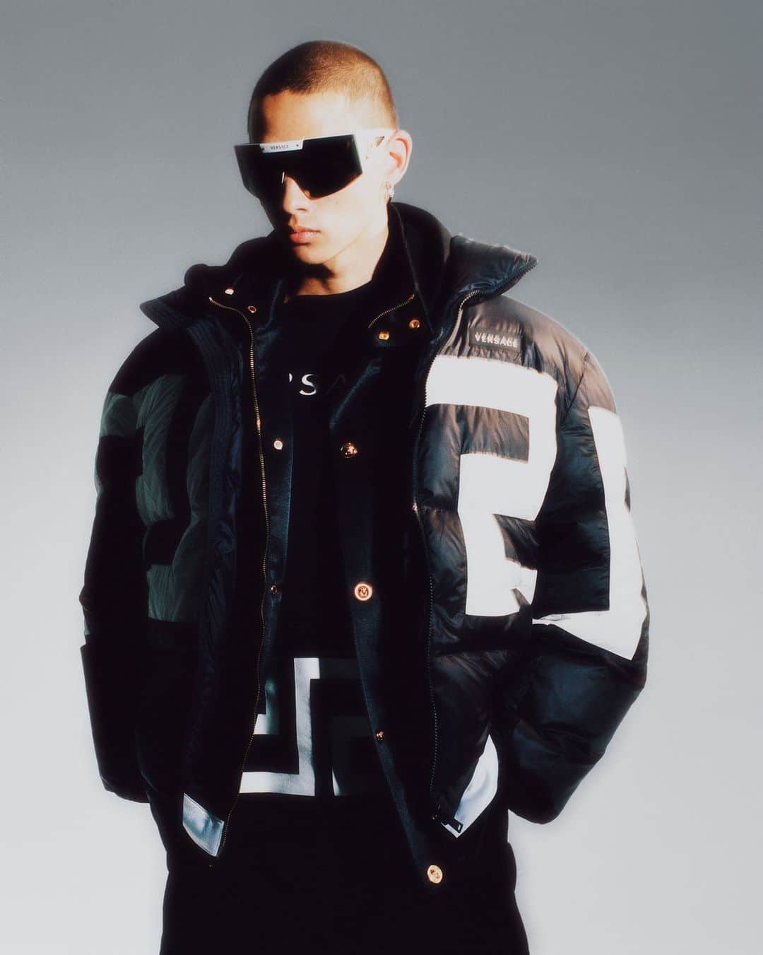 ジャンニヴェルサーチのインスタグラム：「Puffer perfection - new designs are detailed with fresh interpretations of our iconic Greca motif. Shop the styles at the link in bio.」