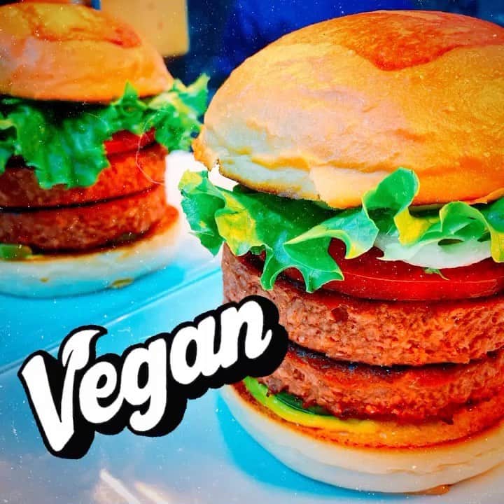 のインスタグラム：「🔥📣2021年は大豆ミートブーム‼️📣🔥 . . こんにちは👨🏻‍🍳 UMAMIバーガー青山店です✨ . . 新型コロナウイルスの影響による新しいライフスタイルの広まりや、 SDGsへの注目の高まりに伴う🌿環境問題🌿への意識変化等により、 普段の食生活にも変化が訪れている中で、 . 今『🌲大豆ミート🌲』が注目されています👀‼️ . . 大豆は“畑の肉”と言われるほど、 植物性タンパク質をはじめとした栄養が豊富に含まれている食材です💯👍 . 植物性タンパク質は🐷畜肉🐮に比べて、 水や生育にかける環境負荷が少ない、 環境に優しい要素があります🌿💕 . . そんな🌿大豆ミート🌿で作った、 『🍔BOTANICAL BURGER🍔』は UMAMIバーガーでもとっても人気なバーガーです👩🏻‍🍳💖 . . まるでお肉👀‼️なお味もコクもヘルシーに味わえる、 身体にも健康にも優しいバーガー🍔をぜひお試しください👨🏻‍🍳💕 . . #umamiburger  #ウマミバーガー  #umamiバーガー青山店  #ウマミバーガー青山店  #umami  #大豆ミート  #soybeans  #vegan  #ビーガン  #ビーガンバーガー  #大豆ミートバーガー  #sdgs  #sdgsjapan  #環境に優しい  #環境保護  #地球に優しい  #ヘルシーメニュー」