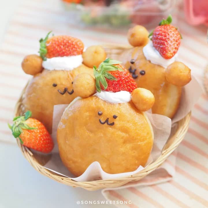 Song Sweet Songのインスタグラム：「2021.01.18 ❤︎ Homemade Teddy Nutella Donut ~🐻🍩🍓 วีดีโอการประกอบร่างโดนัทคุณหมีนูเทลล่ามาละฮะ ตอนนี้ทุกวันคือการฝึกทำโดนัท โดนัท และโดนัท ครั้งนี้เลยลองทำแบบมีไส้ดูบ้าง บีบเองก้อคือบีบเท่าไหร่ก็ได้ เอาให้ไส้แน่นจนกว่าจะพอใจไปเลยย🤤💕   🍨icecream cafe : @iseacream_cafe  🍪workshop & online class : @sweetenupcafe 🍪made-to-order : @songsweetsong_icingcookies  🎞Youtube: www.youtube.com/c/songsweetsong ☁️Line : @songsweetsong ❤️Blog: songsweetsong.com ． ． ． #songsweetsong #モーニング #whati8today #おうちカフェ #냠스타그램 #먹스타그램 #맛스타그램  #インスタ映え #ドーナツ　#デザート #homemade #cutefood #インスタフード #インスタ映えスイーツ #cafehopping #cafeathome #bakerylife #bakerylove #フード #フードムード #songsweetsong_donut #strawberrymilk #cafeathome #delistagrammer」