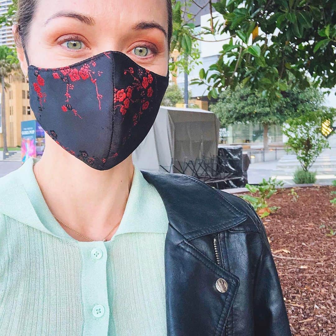 エミリー・スコットのインスタグラム：「where the grass is green on the other side 👀」