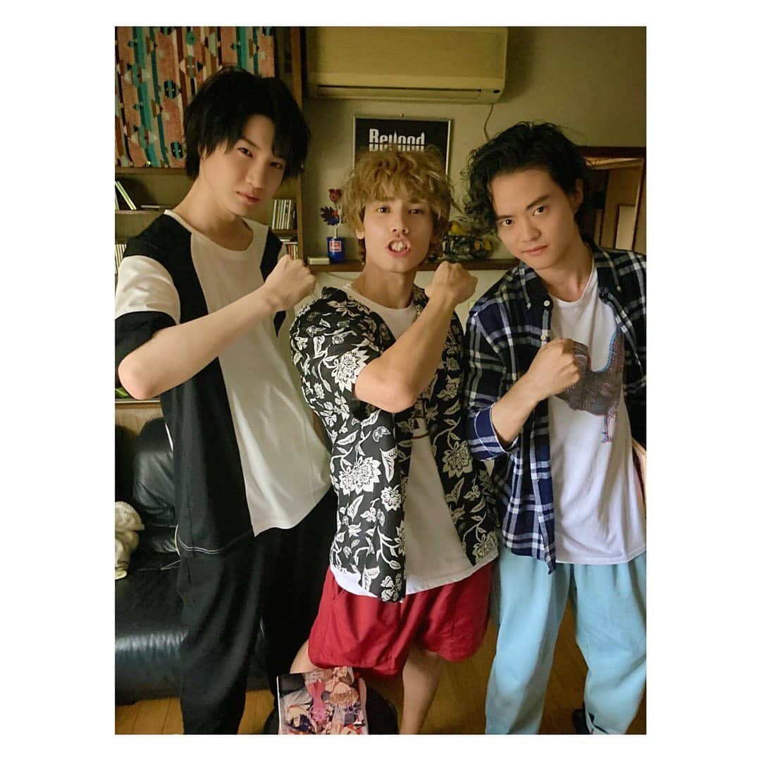 のインスタグラム：「🚲  第2話ご覧くださったみなさま ありがとうございました☺️💓🤍  見逃し配信もスタートしております！ 初めて見る方も、地上波を見てくださった方も ぜひおかわりしてくださいね🍨  3BのグループLINEができた日の 仲良しオフショット👨‍👦‍👦❤︎ どこかで見たことのあるポーズでは！？笑  見逃し配信はこちらから💁🏻‍♀️ ❤︎TVer tver.jp/lp/f0064216 ❤︎GYAO! gyao.yahoo.co.jp/special/abc_ca…  #3Bの恋人 #神谷健太 #HIROSHI #桜田通」