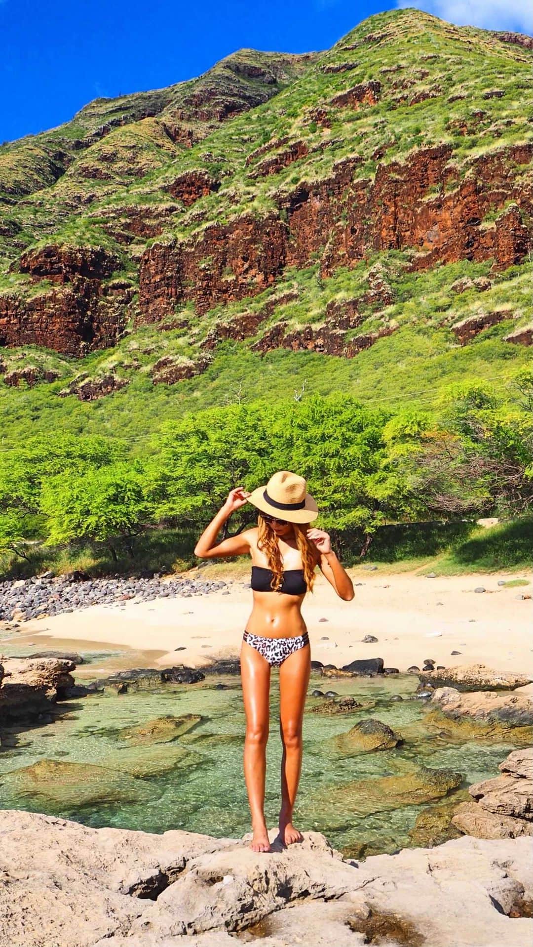 shihoのインスタグラム：「💙🌊💙🌊💙 ・ 大すきなオアフ島西側のビーチのりーる♡ 西側は濃いブルーが特徴的。 ローカル感満載な街やビーチは 居心地ばつぐんで のーんびり出来ちゃうからとってもすき🤤 まだまだ載せきれなかったので 第2弾もお楽しみにーん！ ・ #hawaii#islandofoahu#oahu#ハワイ#trip #オアフ島#travel#loco_hawaii#travel_jp #funtorip#タビジョ#旅MUSE#genic_travel #genic_mag#たびねす#旅行#genic_hawaii#oahuhawaii」