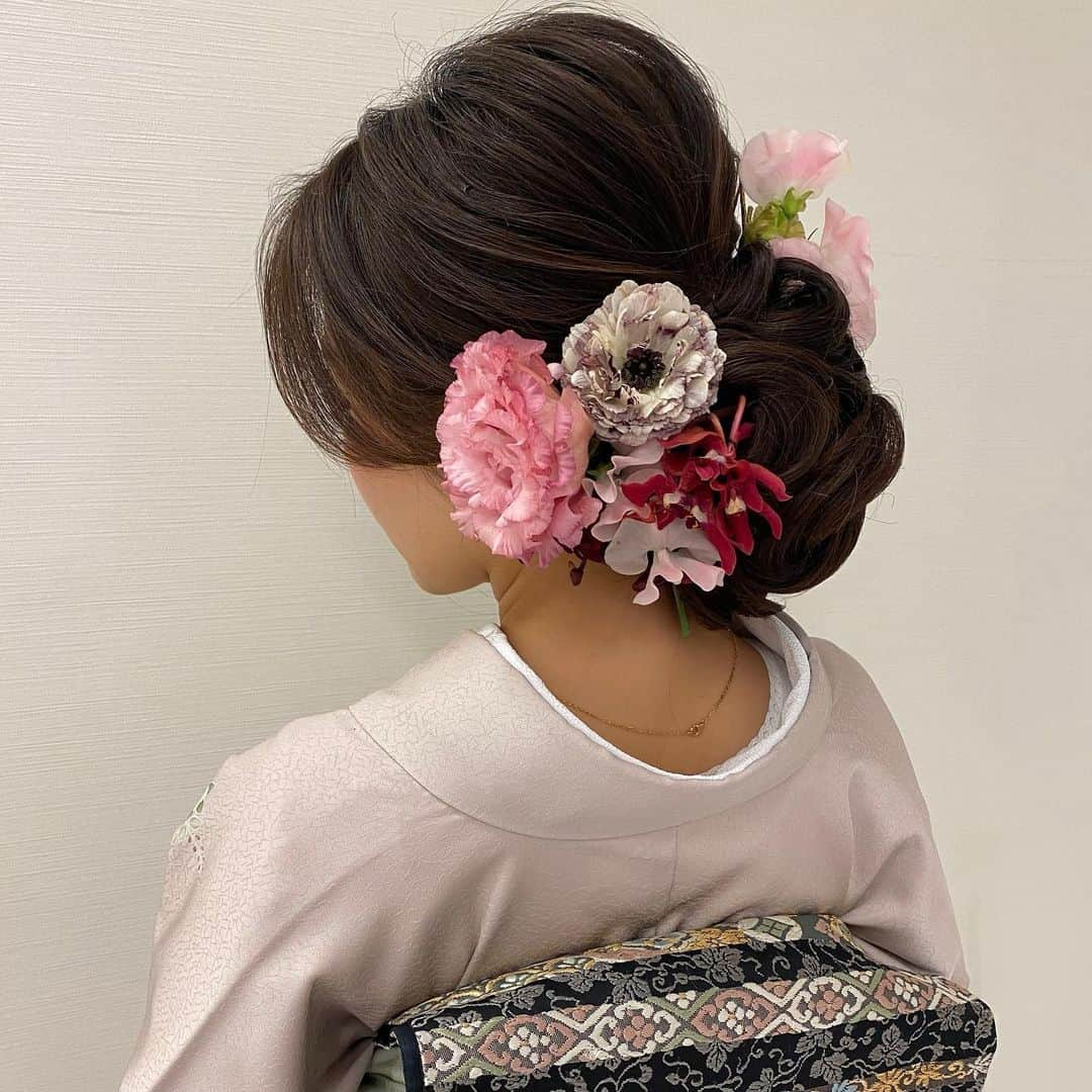 Tomoyo Kitamuraさんのインスタグラム写真 - (Tomoyo KitamuraInstagram)「先日のお客様♡ きれいめな和装カールシニヨンに生花  #ヘアメイク #ヘアセット #ヘアアレンジ #ヘアスタイル #銀座#美容師 #ウェディング#ウェディングヘア #ブライダル#ブライダルヘア #結婚式#プレ花嫁#花嫁#前撮り#着物#浴衣 #シニヨン#ダウン#夜会巻き #ヘアメイクリハーサル #bride#bridehair#bridal#updo#upstyle」1月18日 12時39分 - tmy_o3.pugmi