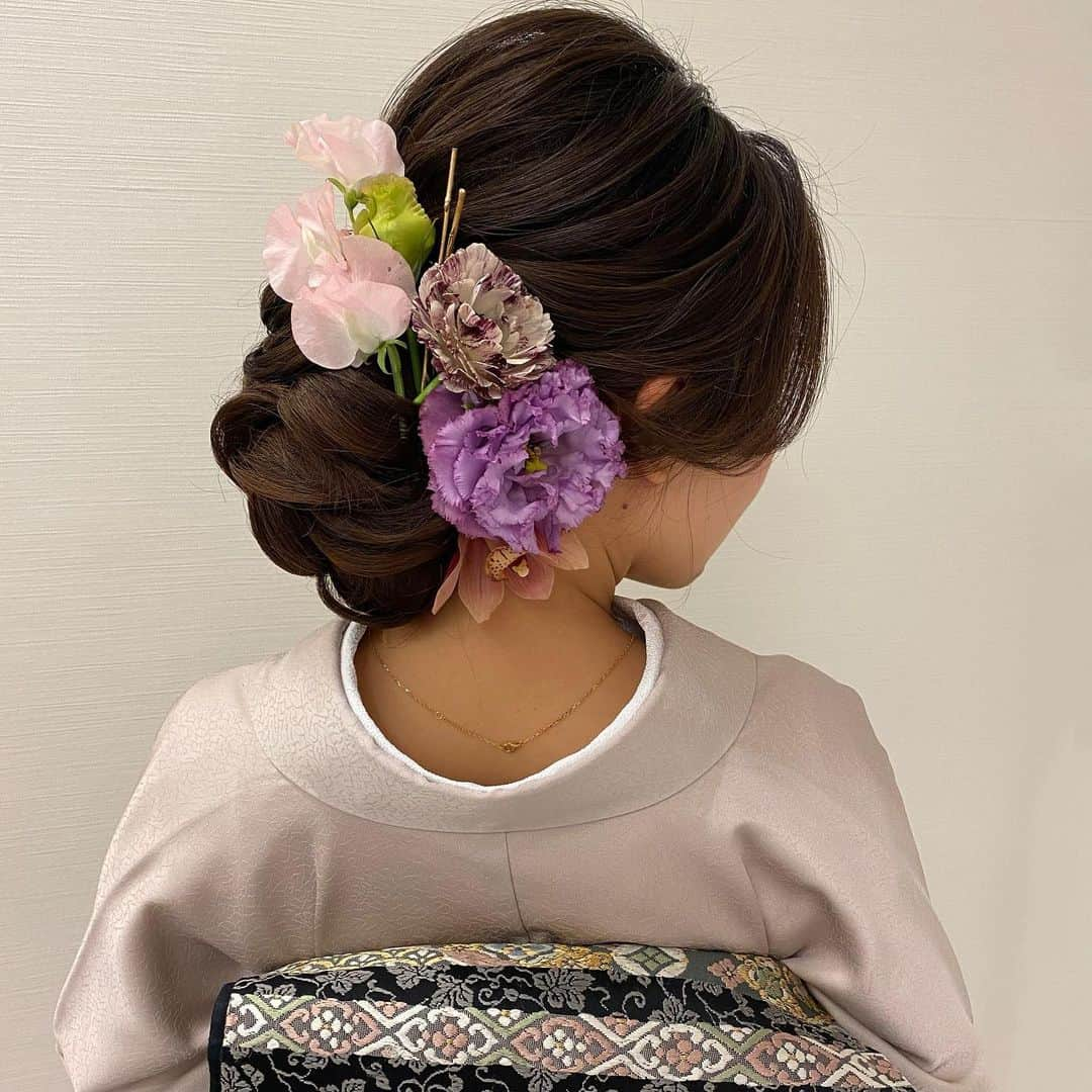 Tomoyo Kitamuraさんのインスタグラム写真 - (Tomoyo KitamuraInstagram)「先日のお客様♡ きれいめな和装カールシニヨンに生花  #ヘアメイク #ヘアセット #ヘアアレンジ #ヘアスタイル #銀座#美容師 #ウェディング#ウェディングヘア #ブライダル#ブライダルヘア #結婚式#プレ花嫁#花嫁#前撮り#着物#浴衣 #シニヨン#ダウン#夜会巻き #ヘアメイクリハーサル #bride#bridehair#bridal#updo#upstyle」1月18日 12時39分 - tmy_o3.pugmi